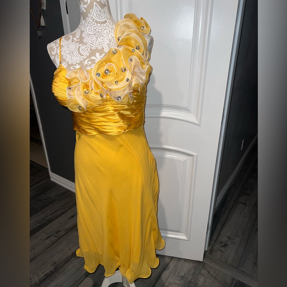 Nina Austin Yellow One-Shoulder Dress with Floral Accents Large